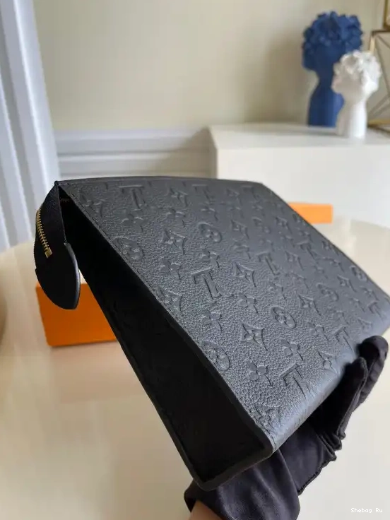 VUITTON LOUIS VOYAGE POCHETTE 0623